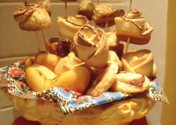Fotografia przedstawiająca Koszyk drożdzowy ze słodkościami