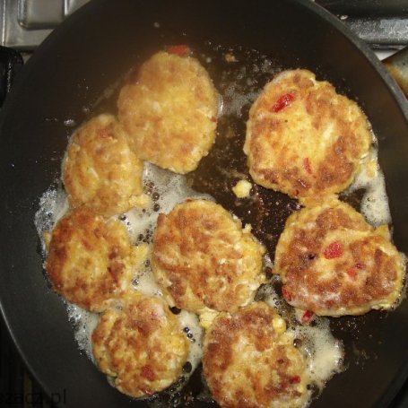 Krok 7 - Kotleciki jajeczne podane z sosem pieczarkowo-koperkowym oraz ryżem foto