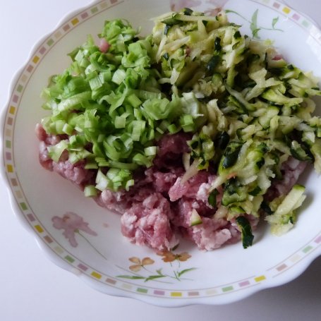 Krok 1 - Kotleciki mielone z cukinią i porem foto