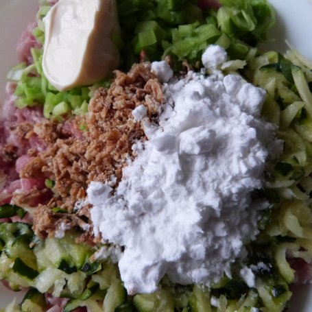 Krok 2 - Kotleciki mielone z cukinią i porem foto