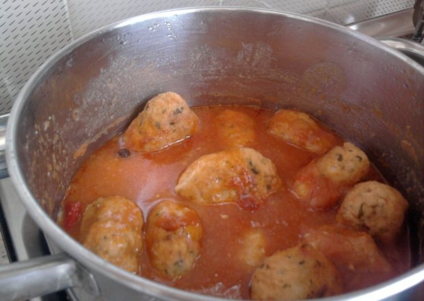 Fotografia przedstawiająca Kotleciki w sosie pomidorowo-paprykowym
