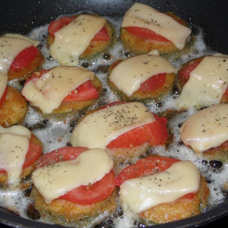 Krok 4 - Kotleciki z cukinii z pomidorem i serem żółtym foto