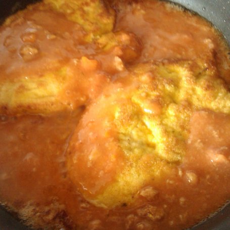 Krok 6 - Kotleciki z kurczaka duszone w sosie pomidorowym  foto