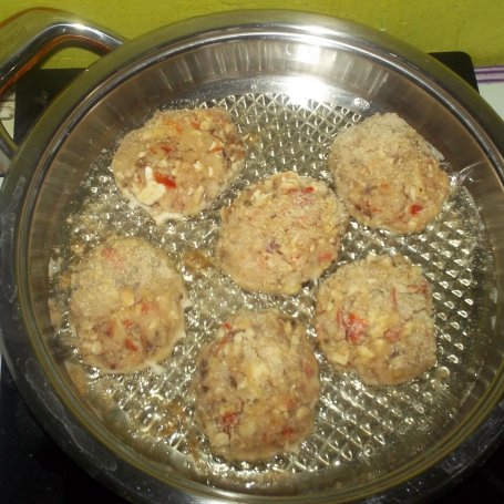 Krok 6 - Kotleciki z kurczaka z pieczarkami, papryką i serem żółtym foto