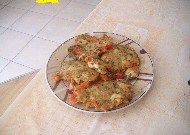 Fotografia przedstawiająca Kotleciki z kurczakiem i warzywami.