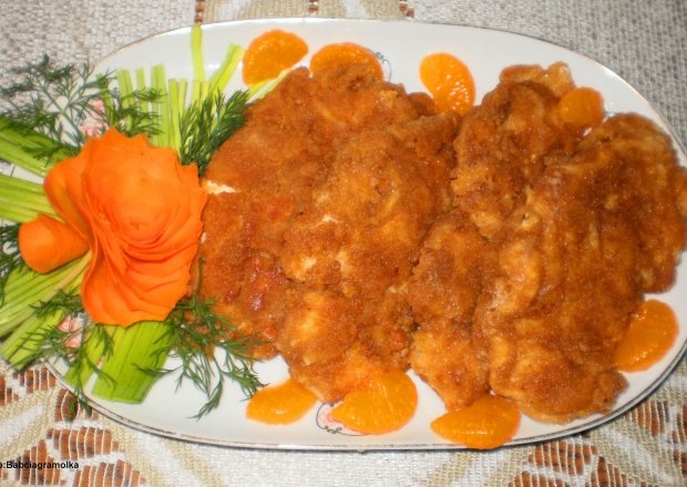 Fotografia przedstawiająca Kotleciki z piersi kurczaka w panierce serowej :