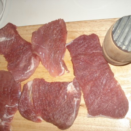 Krok 2 - Kotleciki z polędwiczki wieprzowej zaserwowane z kiełkami i żołtym serem foto