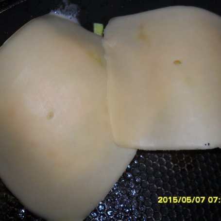 Krok 5 - Kotleciki z pora pod pierzynką z sera żółtego  foto