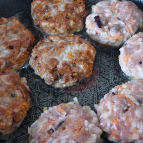 Krok 6 - Kotleciki z ryżem i pieczarkami foto