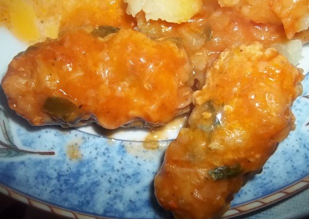 Fotografia przedstawiająca Kotleciki z ryżem w sosie pomidorowym