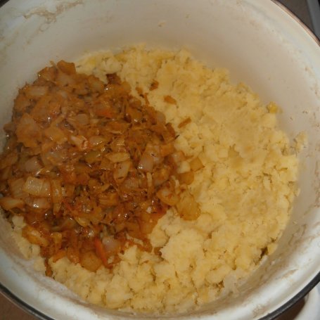 Krok 2 - Kotleciki z ziemniaków i z kiszonej kapusty. foto