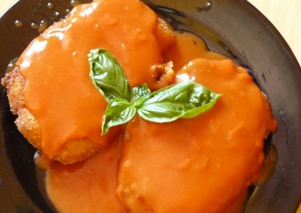 Fotografia przedstawiająca Kotleciki ziemniaczane z sosem pomidorowym