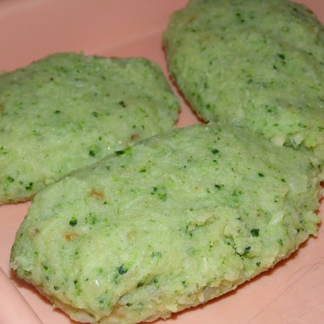 Krok 1 - Kotleciki ziemniaczano - brokułowe z sosem serowo-czosnkowym foto