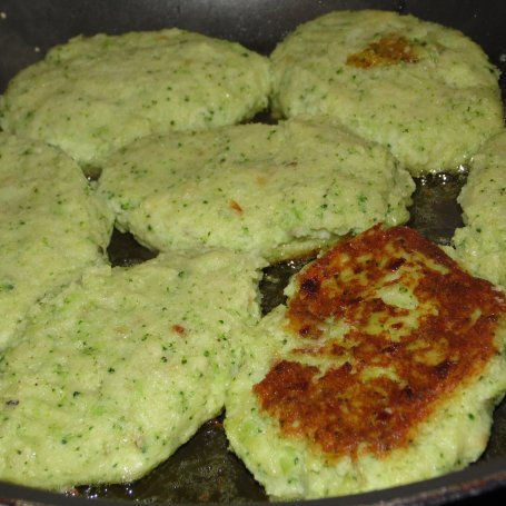 Krok 2 - Kotleciki ziemniaczano - brokułowe z sosem serowo-czosnkowym foto