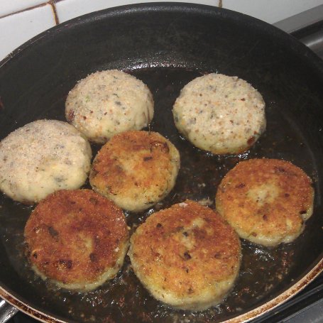 Krok 4 - kotleciki ziemniaczano- pieczarkowe foto