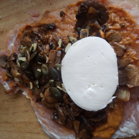Krok 4 - Kotlet faszerowany pieczarkami, Mozzarella i pestkami dyni :) foto