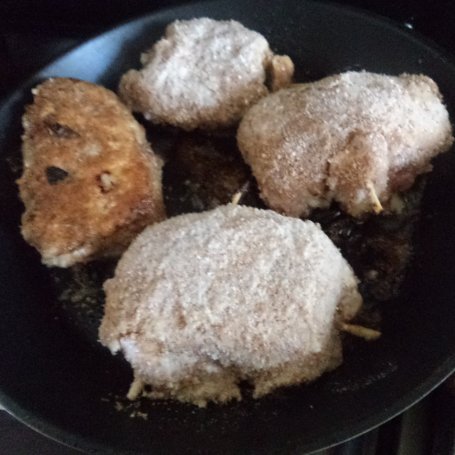 Krok 7 - Kotlet faszerowany pieczarkami, Mozzarella i pestkami dyni :) foto