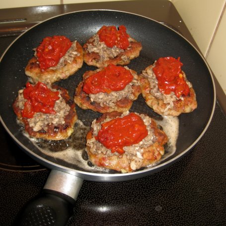 Krok 4 - Kotlet mielony pod pierzynką pieczarkowo-pomidorową foto