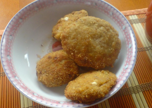 Fotografia przedstawiająca Kotlet mielony z kurczaka z serem