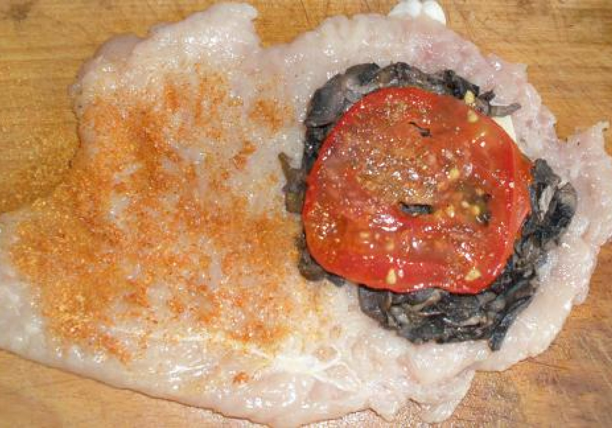 Kotlet nadziewany pieczarkami pomidorem i serem foto