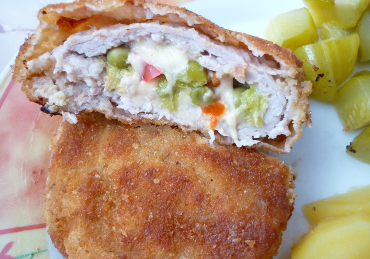 Kotlet schabowy nadziewany groszkiem foto