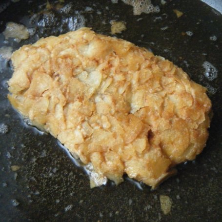 Krok 3 - Kotlet schabowy w panierce z chipsów foto