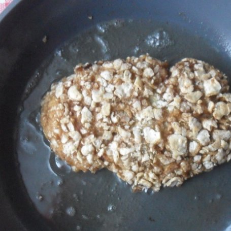 Krok 3 - Kotlet schabowy z chrzanem w prażynkach foto