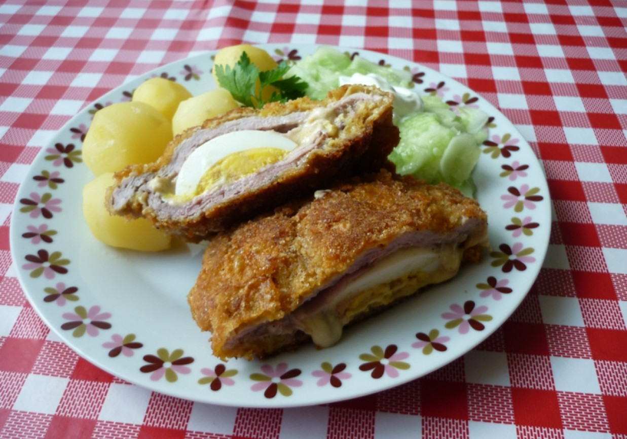Kotlet schabowy z jajkiem i żółtym serem foto