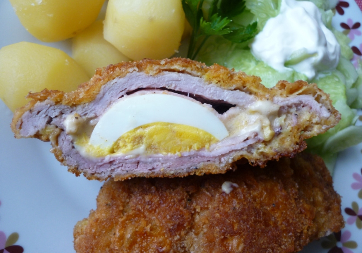 Kotlet schabowy z jajkiem i żółtym serem foto