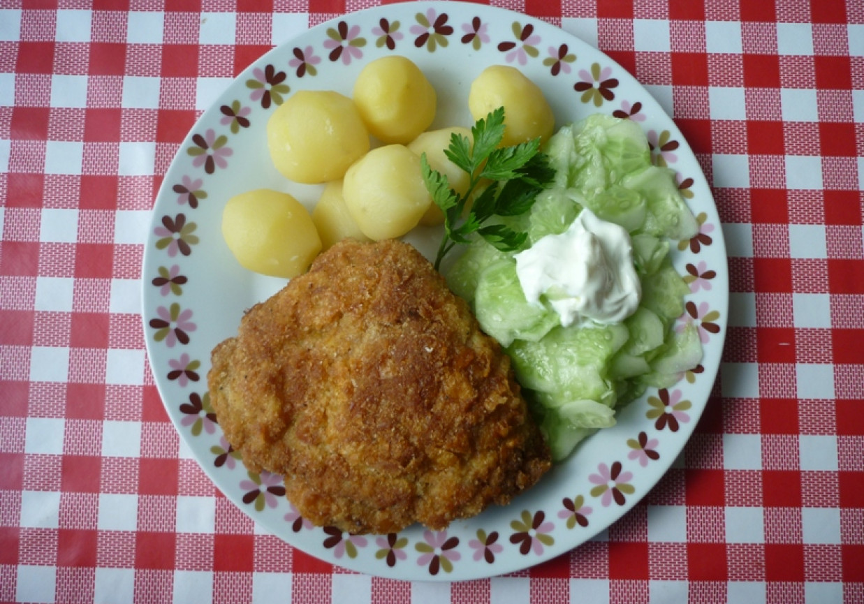 Kotlet schabowy z jajkiem i żółtym serem foto