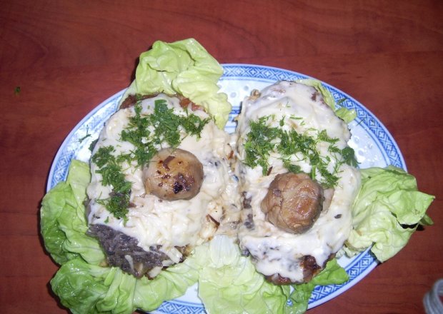 Fotografia przedstawiająca Kotlet wieprzowe z pieczarkami i serem