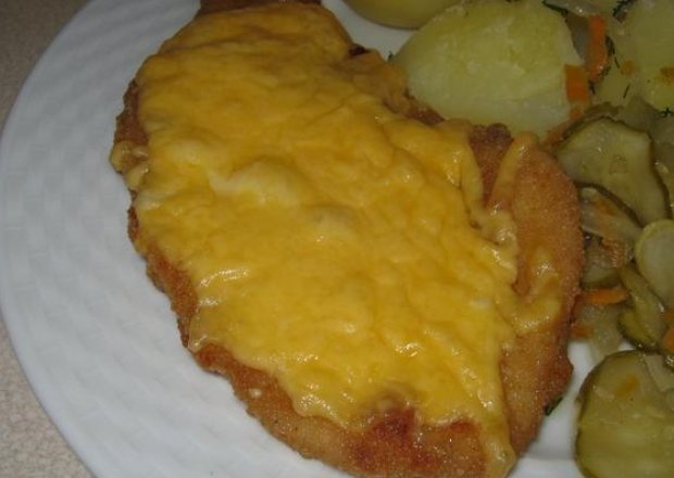 Fotografia przedstawiająca Kotlet z kurczaka zapieczony z serem.