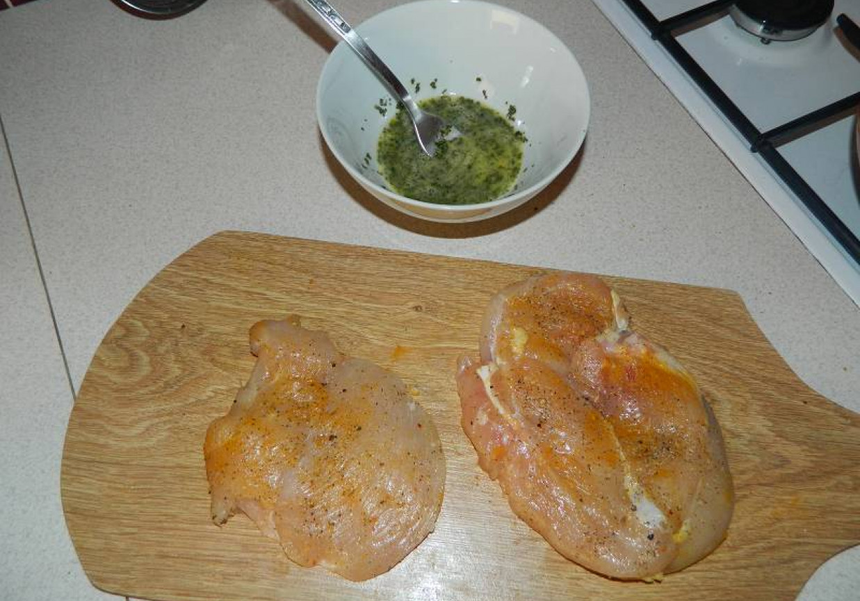 Kotlet z piersi kurczaka smażony w panierce z bułki tartej. foto