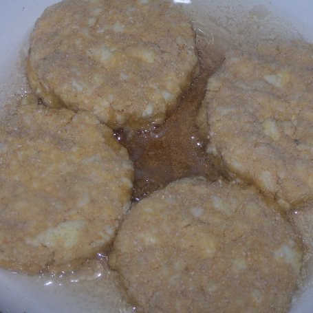 Krok 5 - Kotlety jajeczne nieco wzbogacone, czyli z dodatkiem mozzarelli! foto