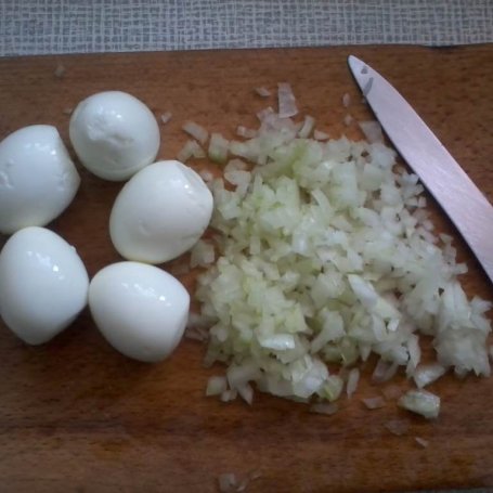 Krok 1 - Kotlety jajeczne z cebulką i porem foto