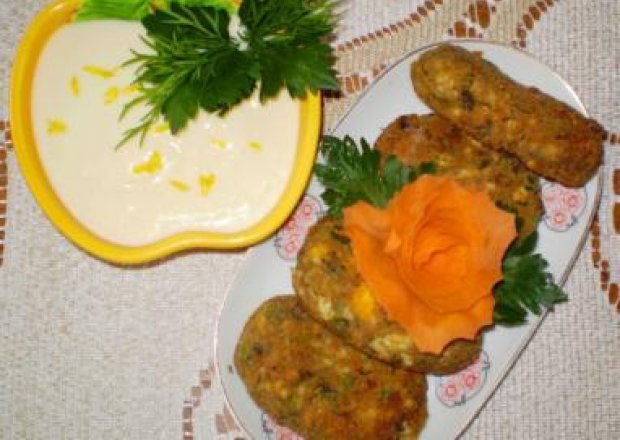 Fotografia przedstawiająca Kotlety jajeczno-pieczarkowe z sosem serowo-cytrynowym :