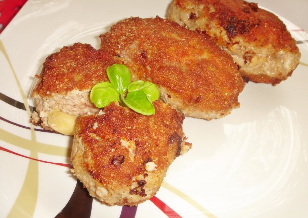 Fotografia przedstawiająca Kotlety mielone drobiowo-wieprzowe z pieczarkami marynowanymi