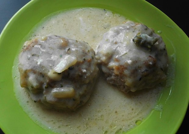 Fotografia przedstawiająca Kotlety mielone pieczone w sosie serowo-brokułowym