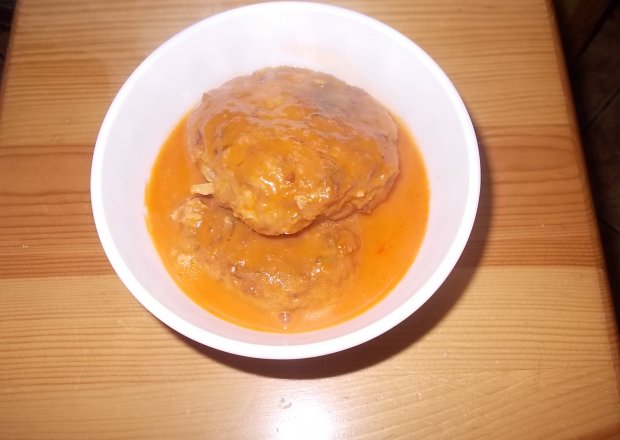 Fotografia przedstawiająca Kotlety mielone w sosie pomidorowym
