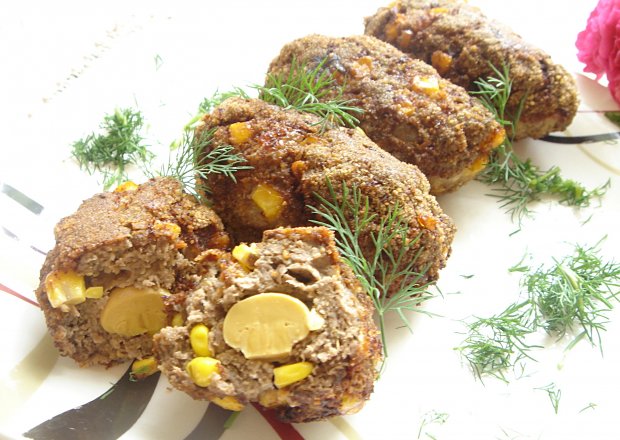 Fotografia przedstawiająca Kotlety mielone wołowe z kukurydzą i marynowanymi pieczarkami