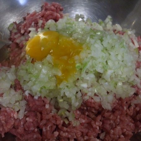 Krok 1 - Kotlety mielone z nadzieniem z pasty czosnkowo - cebulowej foto