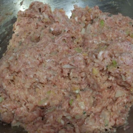 Krok 3 - Kotlety mielone z nadzieniem z pasty czosnkowo - cebulowej foto