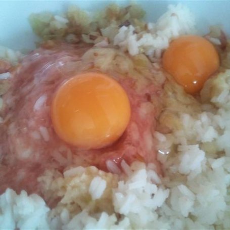 Krok 5 - Kotlety mielone z ryżem i kapustą w sosie pomidorowym foto