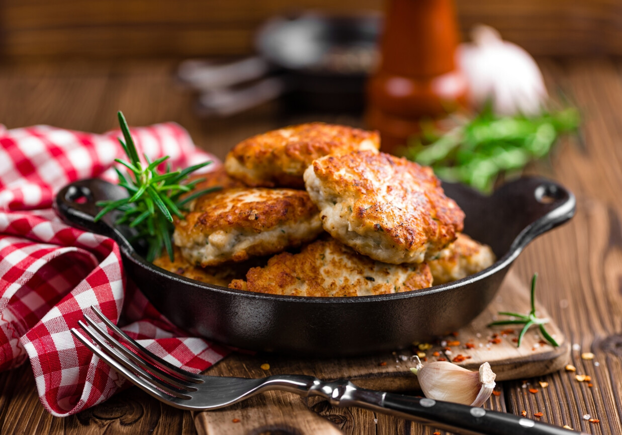 Kotlety mielone z sałatką szwedzką foto