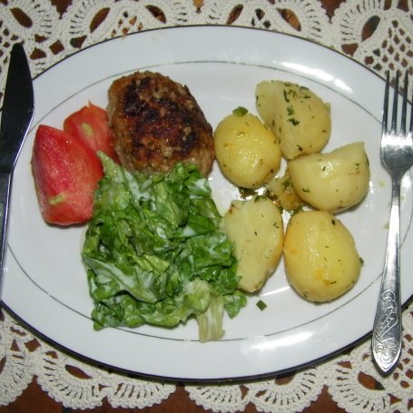 Krok 3 - Kotlety mielone z ziemniakami, sałatą i pomidorem foto
