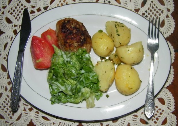 Fotografia przedstawiająca Kotlety mielone z ziemniakami, sałatą i pomidorem
