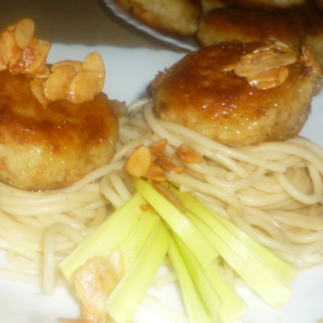 Krok 6 - Kotlety rybne na spagetti w  migdałach na maśle foto