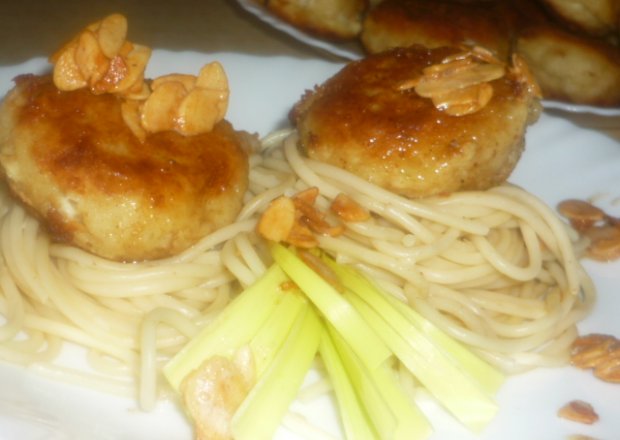 Fotografia przedstawiająca Kotlety rybne na spagetti w  migdałach na maśle