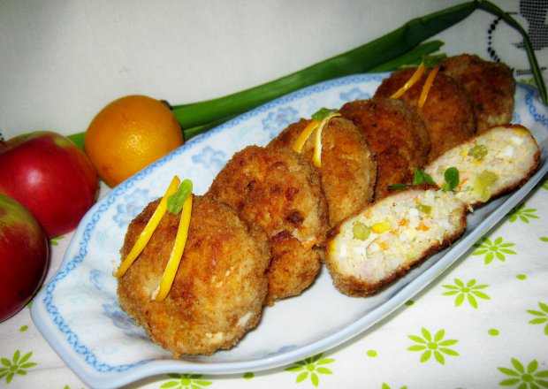 Fotografia przedstawiająca Kotlety ryżowe z jajkiem i dodatkami