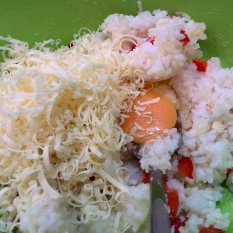 Krok 2 - Kotlety ryżowe z papryką i serem foto